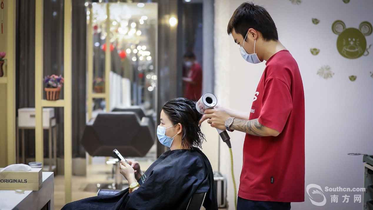 戴着口罩的广州夜糊口：参差百态，乃幸福本源