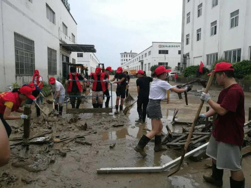 黄山青年志愿者投身灾后重建 助力歙县企业重拾复工复产信心