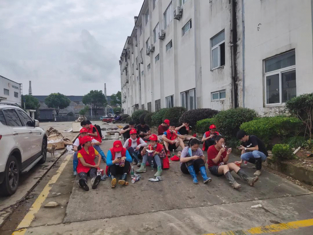 黄山青年志愿者投身灾后重建 助力歙县企业重拾复工复产信心