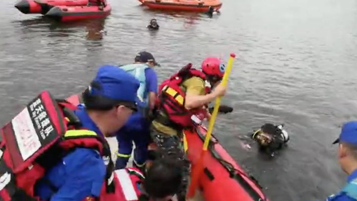 追光|贵州安顺公交坠湖 潜水员：“水下能见度低，对救助造成必然影响”