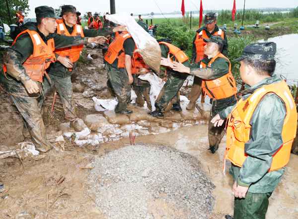 武警战士转战抗洪 那边有险情那边就有人民后辈兵