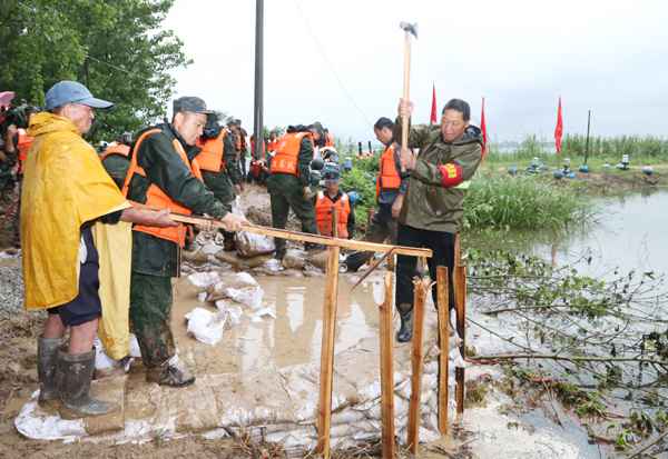 武警战士转战抗洪 那边有险情那边就有人民后辈兵