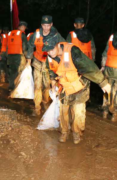 武警战士转战抗洪 那边有险情那边就有人民后辈兵