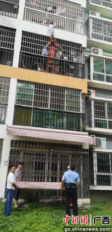 广西北海：男童被妈妈反锁在家 不耐心爬出阳台被困