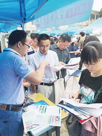 本报高校招生宣传进中学 高考志愿填报信息包进中学勾当落幕