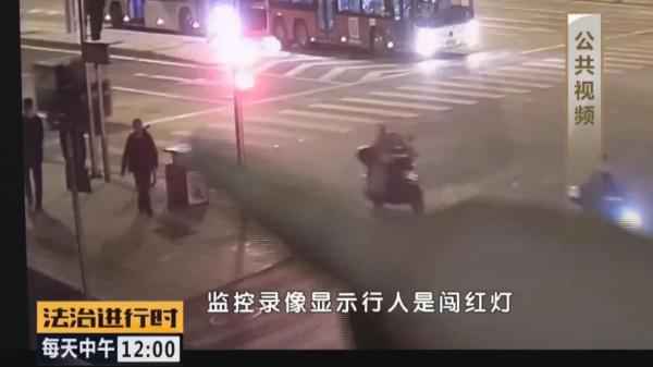  北京石景山：路人被轿车撞伤，又是闯红灯惹的祸