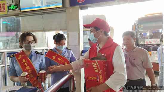 “红马甲”青年志愿者为创城事恋人员送凉茶。通讯员 林慧霞 摄 助力创城:南宁青年志愿者开展系列志愿勾当