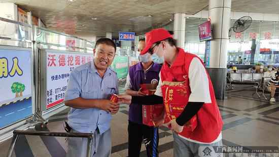 “红马甲”青年志愿者为创城事恋人员送凉茶。通讯员 林慧霞 摄 助力创城:南宁青年志愿者开展系列志愿勾当