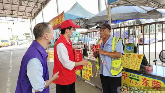 “红马甲”青年志愿者为创城事恋人员送凉茶。通讯员 林慧霞 摄 助力创城:南宁青年志愿者开展系列志愿勾当