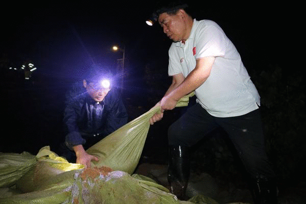 闻汛而动！迎江区西席防汛突击队用责任继续筑牢“堤坝”