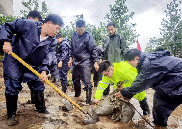 闻汛而动！迎江区西席防汛突击队用责任继续筑牢“堤坝”