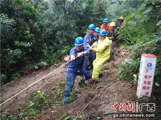 地面人员同心合力辅佐紧线。梁渊文 摄 新闻特写:狂风雨即将光降
