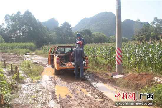 抢修人员正在筹备东西对线路举办绝缘测试。梁渊文 摄 新闻特写:狂风雨即将光降