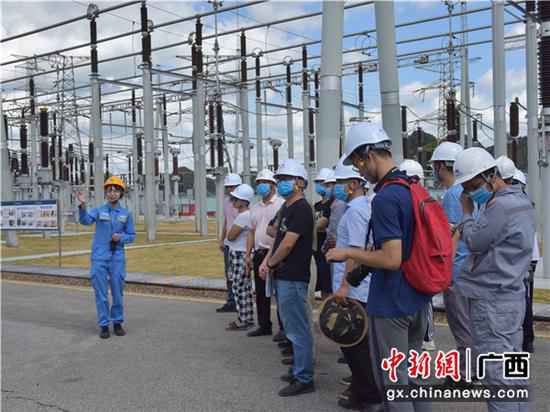 公家走进崇左关节变电站220千伏金马站旅行。赵文力 摄 南边电网广西崇左供电局开展“国企开放日”勾当