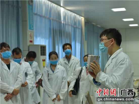 体验团成员换上白大褂,走进试验室。赵文力 摄 南边电网广西崇左供电局开展“国企开放日”勾当