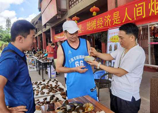 邕州老街奇石地摊开市 吸引公众前来抚玩淘宝