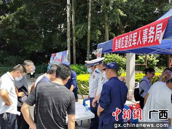 雇用现场。 柳州市鱼峰区接送贫困户谋事情 助力就业脱贫