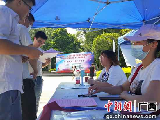 雇用现场。 柳州市鱼峰区接送贫困户谋事情 助力就业脱贫