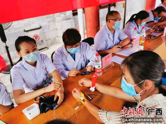 桂林医务人员为桂林雁山草坪回族乡群众送康健大礼