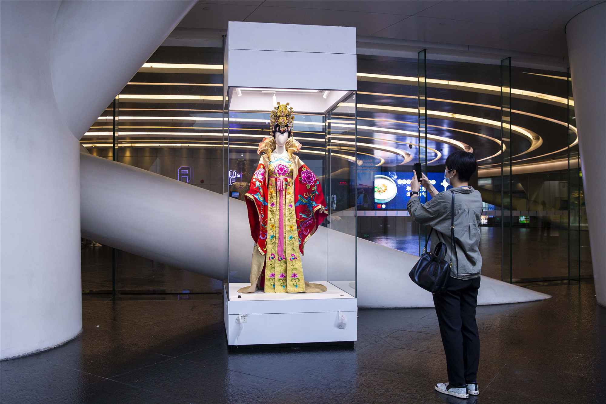 【旅游通】在广州塔打开“岭南之窗” 17个国度级非遗项目展出