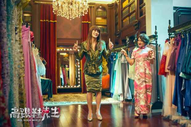 《高跟鞋先生》曝“撩妹”特辑 杜江扮姑娘红唇诱人