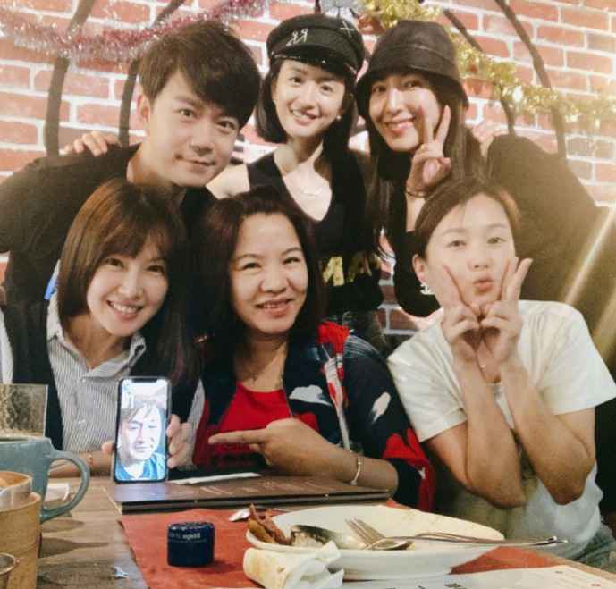 《我的奥秘花圃》剧组相聚 林依晨发出幸福叹息