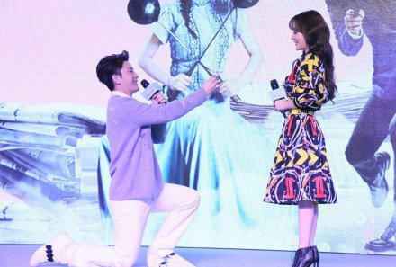 贾乃亮二追甜馨妈 宣布会现场求婚李小璐