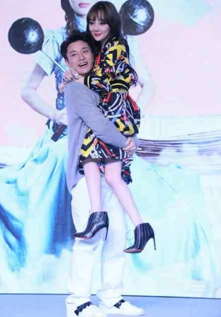 贾乃亮二追甜馨妈 宣布会现场求婚李小璐