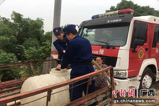 连日干旱崇左村民饮水弥留 消防站送水60余吨解民需