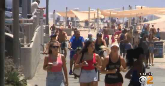 美国亨廷顿比奇海滩，被网友骂上了推特热搜