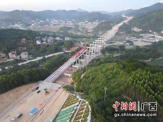 广西大塘至浦北高速公路首条双线地道意会