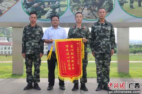 重病患者急需“熊猫血” 武警战士紧张献血