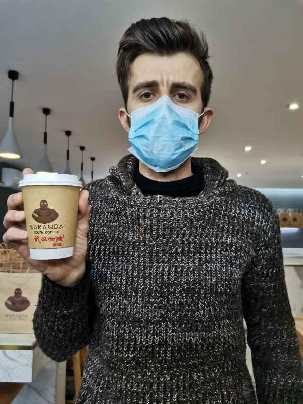 伊朗咖啡师在武汉：和同事做三万杯咖啡送医护等，称无法回成分隔