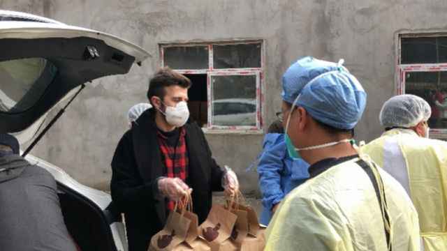 伊朗咖啡师在武汉：和同事做三万杯咖啡送医护等，称无法回成分隔