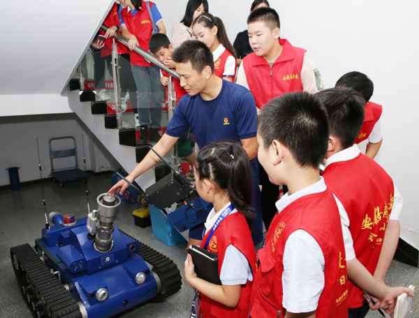 安徽青年报学生记者走进合肥消防四里河救助站