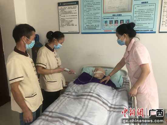 从贫困户到养老照顾护士员 “扶贫车间”赵哥佳偶脱贫记