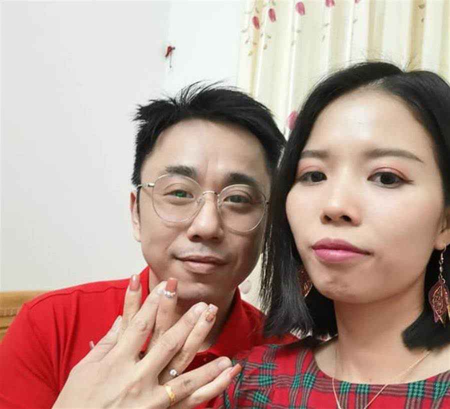 小彬彬（左）与越南女友小英1月18日已在越南挂号成婚。（摘自脸书）
