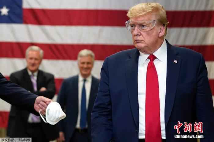 特朗普在白宫为弟弟进行葬礼：我爱你，安眠吧！
