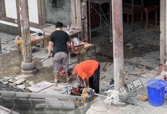 视频｜大水后还没消杀完洪崖洞就要求商户开街？打点方：到达安详尺度才复工