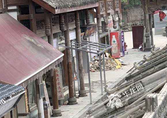 视频｜大水后还没消杀完洪崖洞就要求商户开街？打点方：到达安详尺度才复工