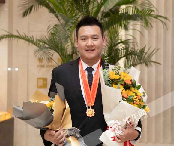 “这枚奖章，沉甸甸的！”重庆抗疫元勋载誉回来 他们说了这些话……