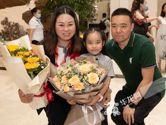 “这枚奖章，沉甸甸的！”重庆抗疫元勋载誉回来 他们说了这些话……