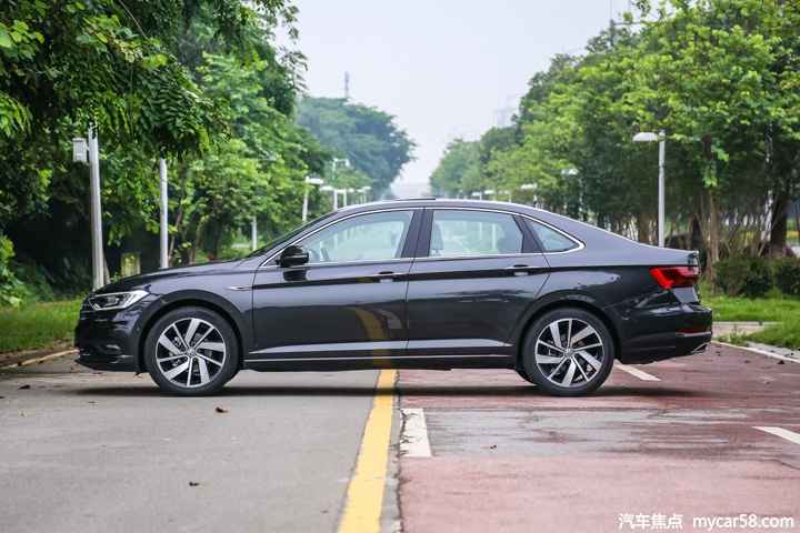 13万就能买到的德系家轿，轴距超2米7，后排表示不输B级车