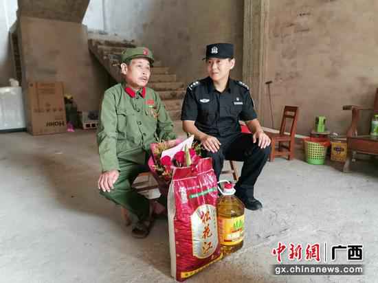 崇左领土警方开展慰问退伍老武士勾当