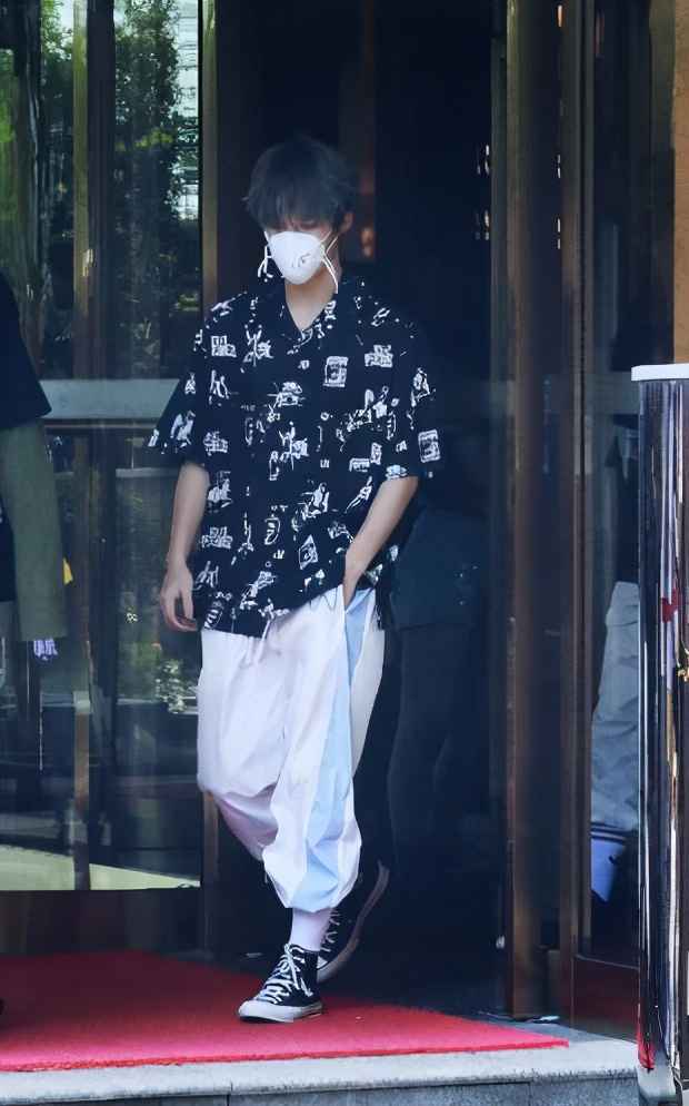 实力唱将or潮水偶像，细数戴口罩也帅气袭人的宝藏男孩！