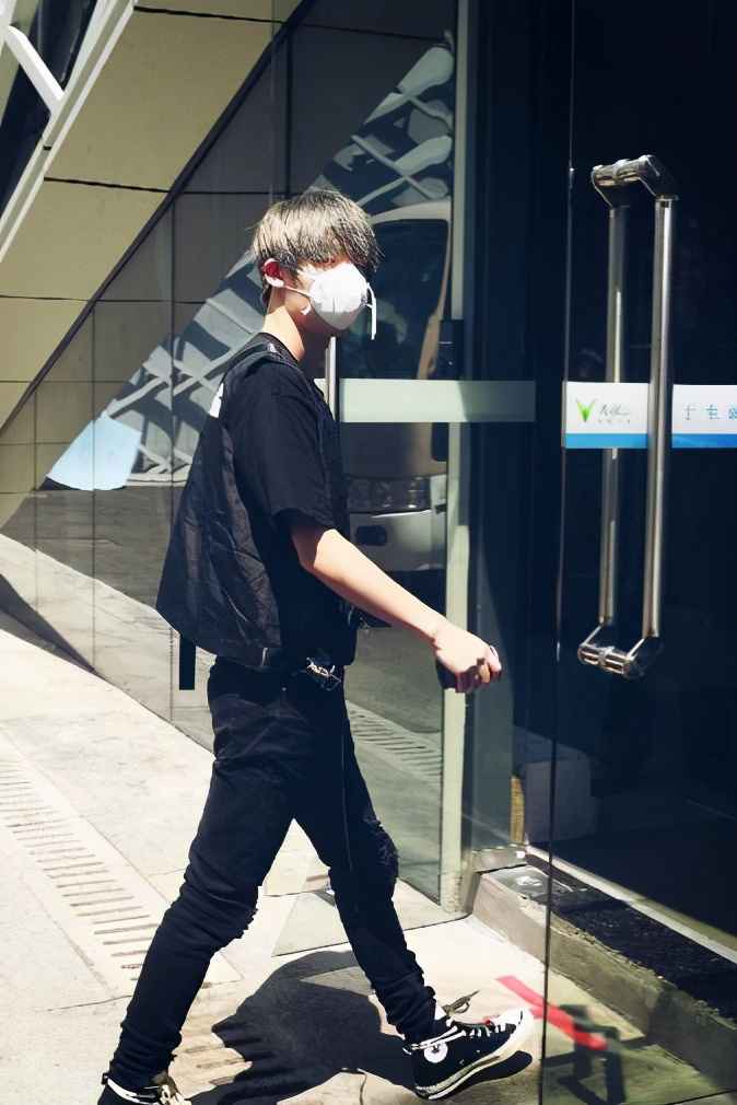 实力唱将or潮水偶像，细数戴口罩也帅气袭人的宝藏男孩！