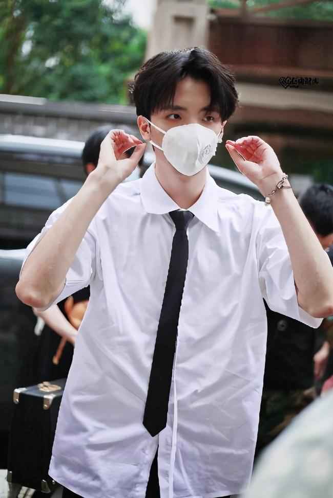 实力唱将or潮水偶像，细数戴口罩也帅气袭人的宝藏男孩！