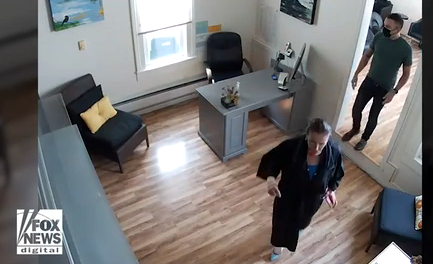 佩洛西违反疫情划定赴发廊做头发 不戴口罩被拍下