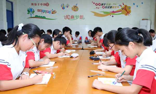 合肥：中学生画国徽画校徽庆国庆