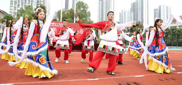 合肥：藏族班学生载歌载舞迎来新学期